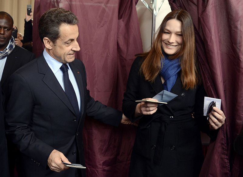 Sarkozy acude a votar con su mujer