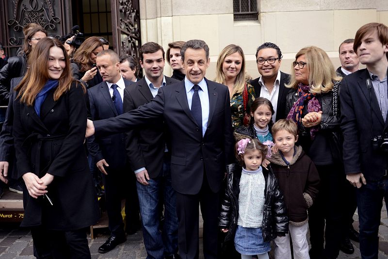 Sarkozy y Carla Bruni sonríen tras emitir su voto.