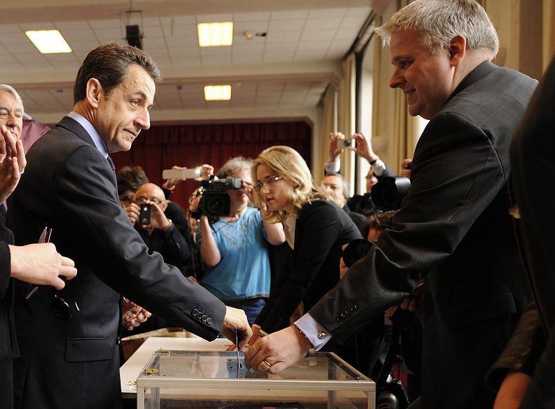 Nicolas Sarkozy ejerce su derecho al voto en un colegio electoral de Paris.