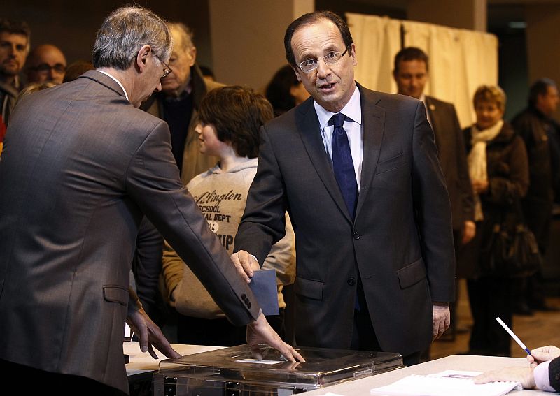 El candidato socialista a la presidencia gala, Francois Hollande, vota.