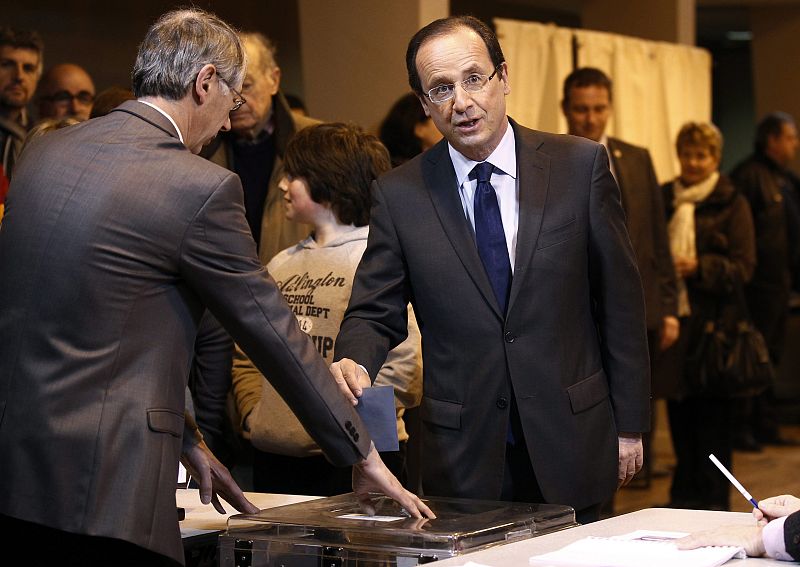 El candidato socialista a la presidencia gala, Francois Hollande, vota.