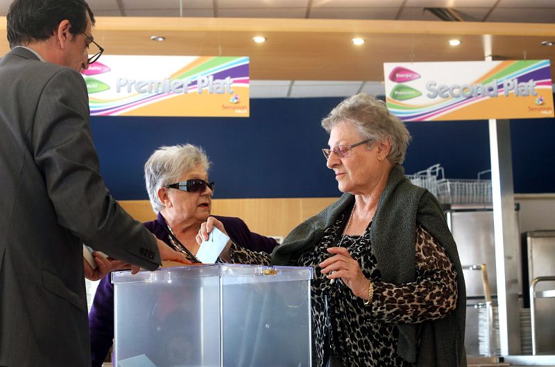 LOS FRANCESES RESIDENTES VALENCIA VOTAN EN EL LICEO FRANCÉS