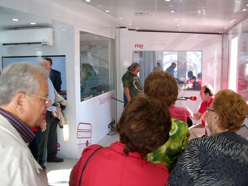 Un grupo de visitantes, atentos a una de las muchas de las actuaciones musicales celebradas el camión-estudio en Murcia.