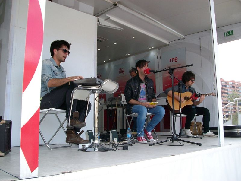 Momento de la actuación del grupo Varry Brava en el camión-estudio a su paso por Murcia.