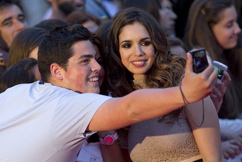 La actriz Elena Furiase se fotografía con un seguidor