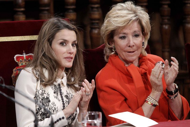 Los príncipes de Asturias y el presidente del Gobierno, Mariano Rajoy, posan junto a Cristóbal Ugarte, nieto de Nicanor Parra (a la izda. de Rajoy), la hija del poeta, Colombina (segunda por la izquierda) y otros familiares de poeta chileno, en el e