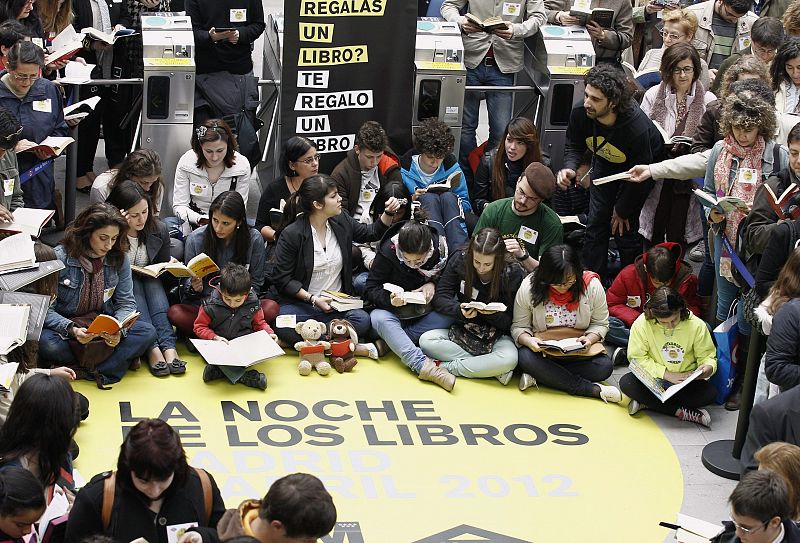 MÁS DE 300 PERSONAS, EN EL I RÉCORD DE LECTORES DE LA NOCHE DE LOS LIBROS