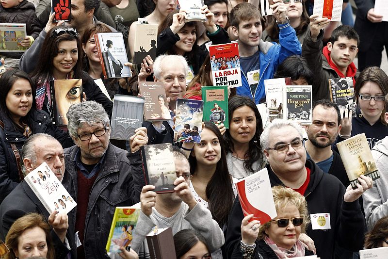 MÁS DE 300 PERSONAS, EN EL I RÉCORD DE LECTORES DE LA NOCHE DE LOS LIBROS