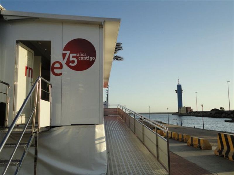 La exposición itinerante "RNE, contigo" con la que la radio pública celebra sus 75 años ha hecho escala en la ciudad de Almería.