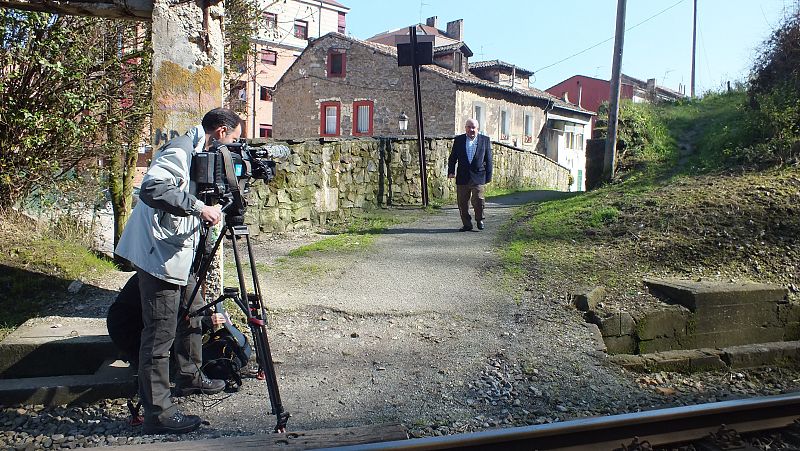 Rodando con Avelino Pérez al lado de la vía del tren, en el Pozo Fondón