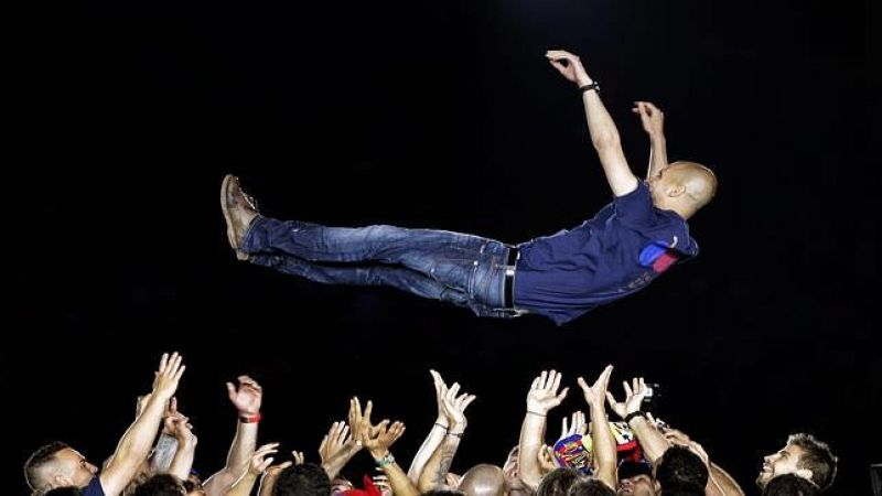 Guardiola manteado tras la liga 2010/11