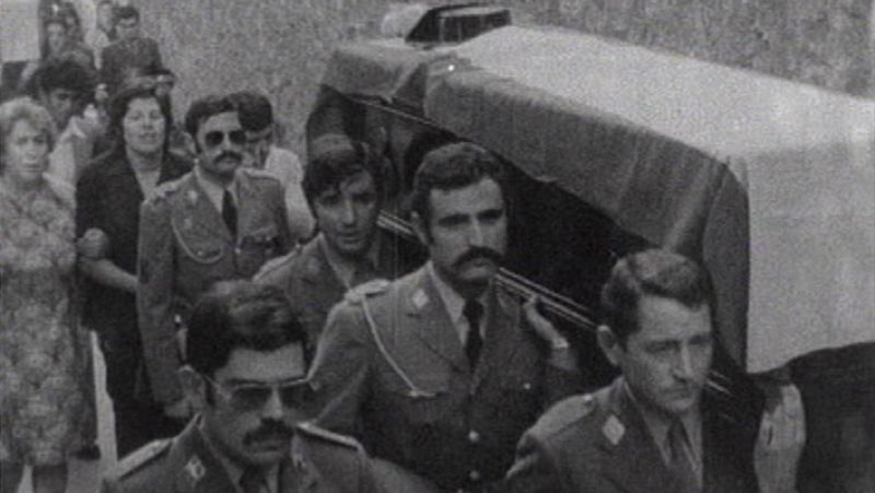 Durante sus primeros años, ETA atacó especialmente a los miembros Guardia Civil. En la imagen: entierro de guardias civiles muertos en Oñate (1975)