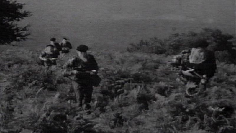 Los primeros miembros de ETA entrenando en el campo con Xabier Zumalde, "El cabra"