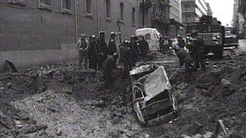 Socavón en la madrileña calle Claudio Coello tras el atentado contra Carrero Blanco en 1973