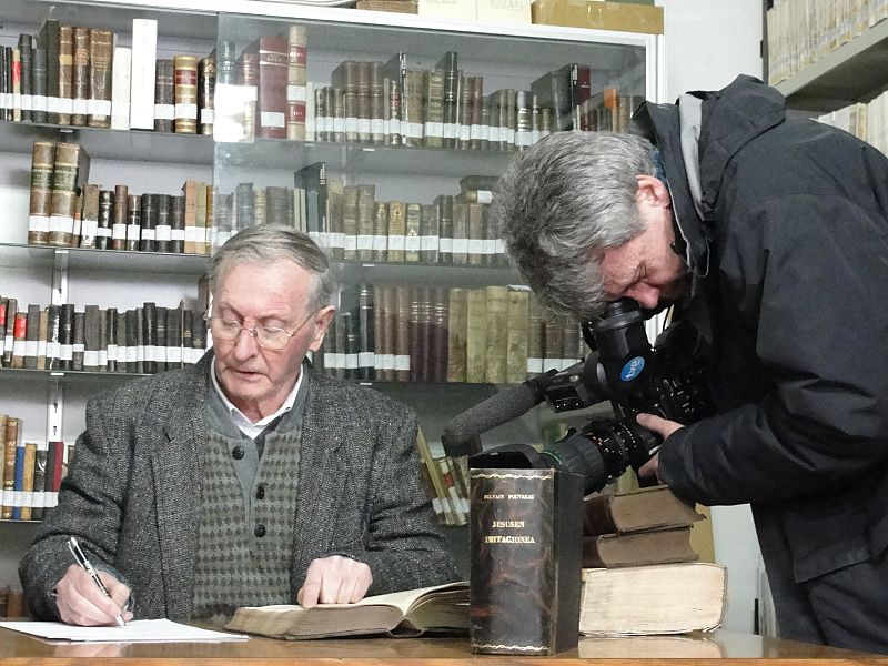 En la biblioteca de la Fundación Benedictinos de Lazkao, con el director y monje benedictino Juan José Agirre, uno de los grandes recopiladores de documentos relativos a la historia de ETA