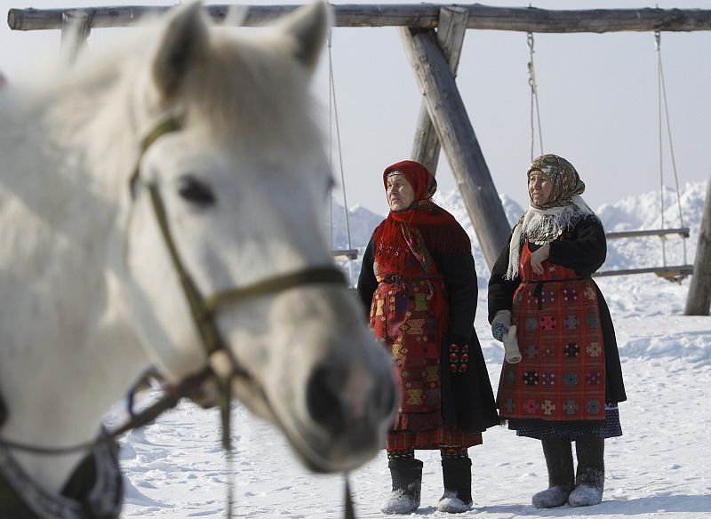 Granya Baisarova y Olga Tuktaryova, de paseo por Ludorvai, un pueblo cercano a Buranovo.