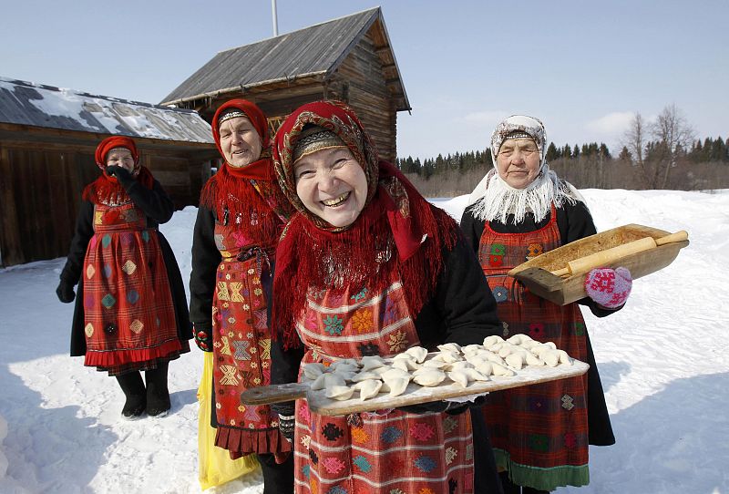 Alevtina Byagisheva, Ekaterina Shklayeva, Zoya Dorodova y Granya Baisarova enseñan una de sus riquísimas empanadillas.