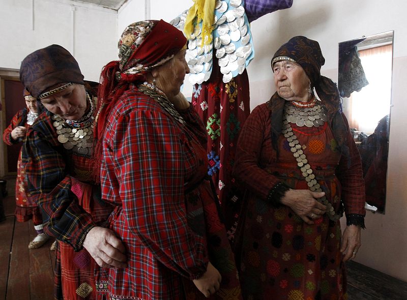 Zoya Dorodova, Valentina Pyatchenko y Galina Konyeva se prueban los vestidos que lucirán durante su actuación.