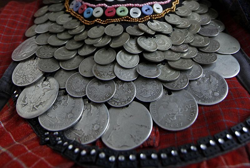 Collar tradicional de Buranovo, elaborado con monedas.