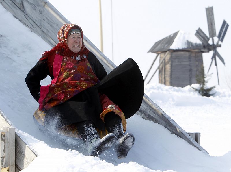 Galina Konyeva, de 74 años, se desliza por un tobogán de hielo.
