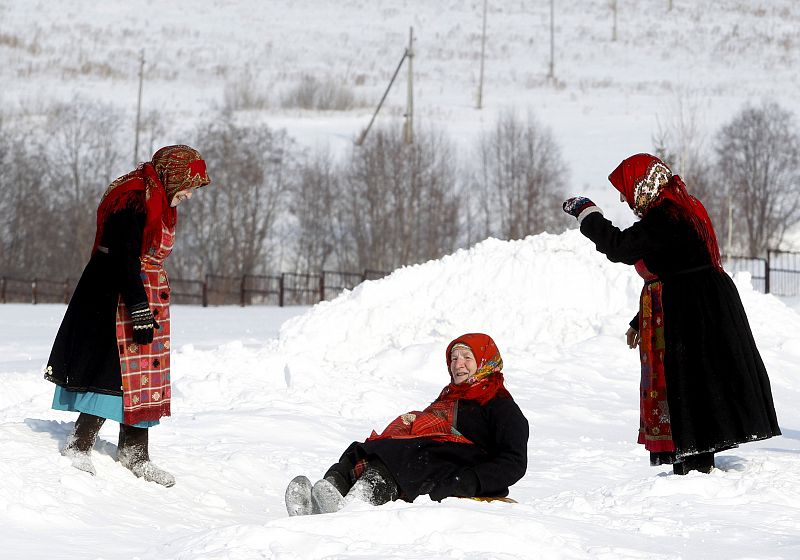 Alevtina Byagisheva, Zoya Dorodova y Valentina Pyatchenko juegan en la nieve.