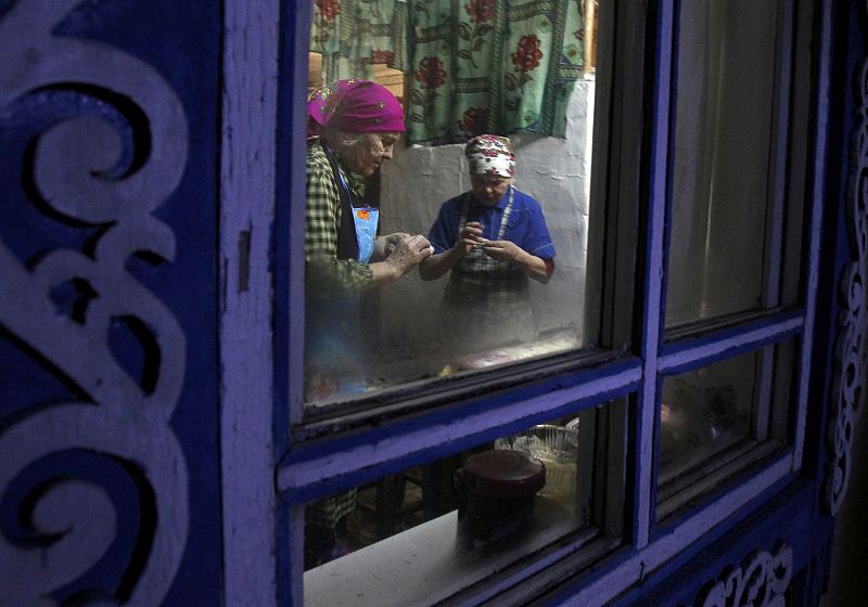 Ekaterina Shklyaeva y Granya Baisarova, cocinando las empanadillas típicas de Buranovo.