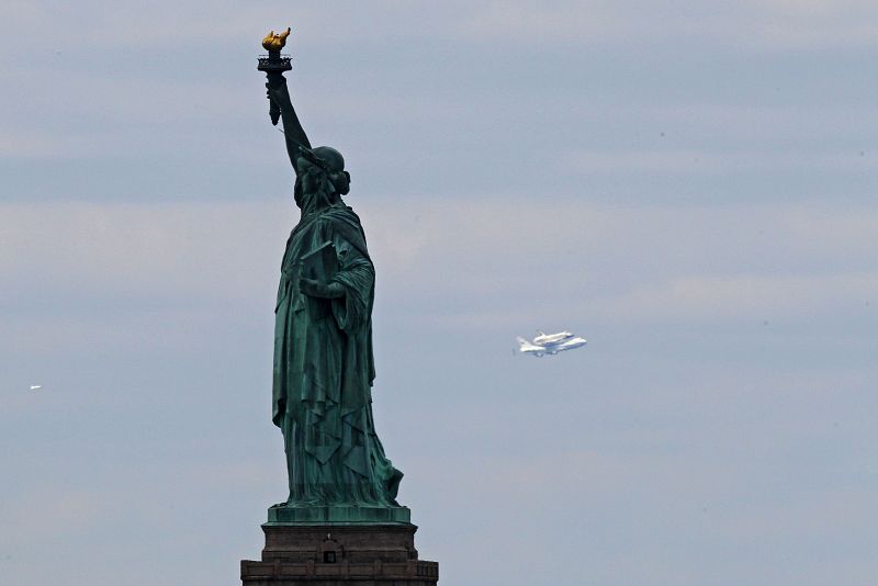 El transbordador Enterprise sobrevuela la Estatua de la Libertad antes de aterrizar en el aeropuerto John F. Kennedy.