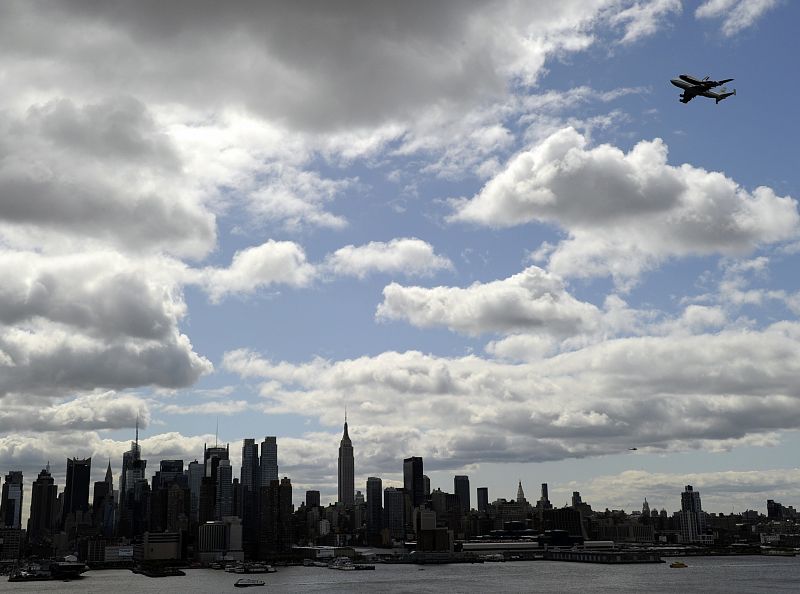 El Enterprise sobrevuela el río Hudson con el skyline de Nueva York de fondo.