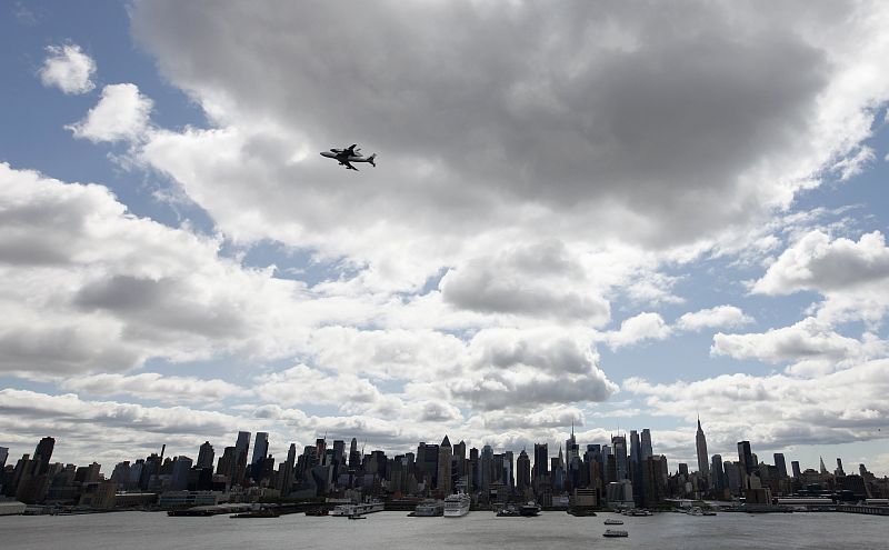 Otra vista del transbordador sobrevolando Manhattan