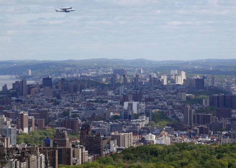    En varias semanas está previsto que el transbordador se desmonte del 747 y se coloque en una barcaza que lo remolcará río arriba por el Hudson hasta el museo, que en julio prevé abrirlo al público.  