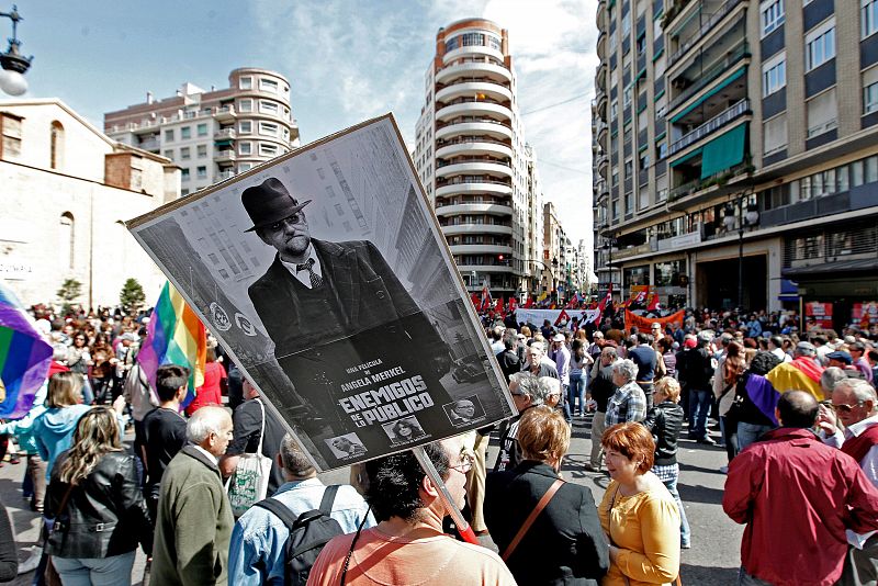 MILES DE PERSONAS PROTESTAN EN VALENCIA CONTRA LOS RECORTES DEL GOBIERNO