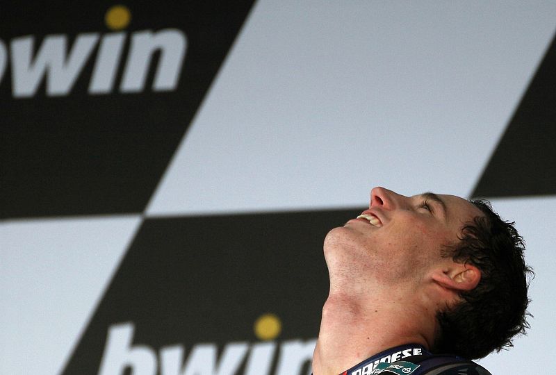 Pol Espargaró disfruta sobre el podio de su primera victoria en el Mundial de Moto2.