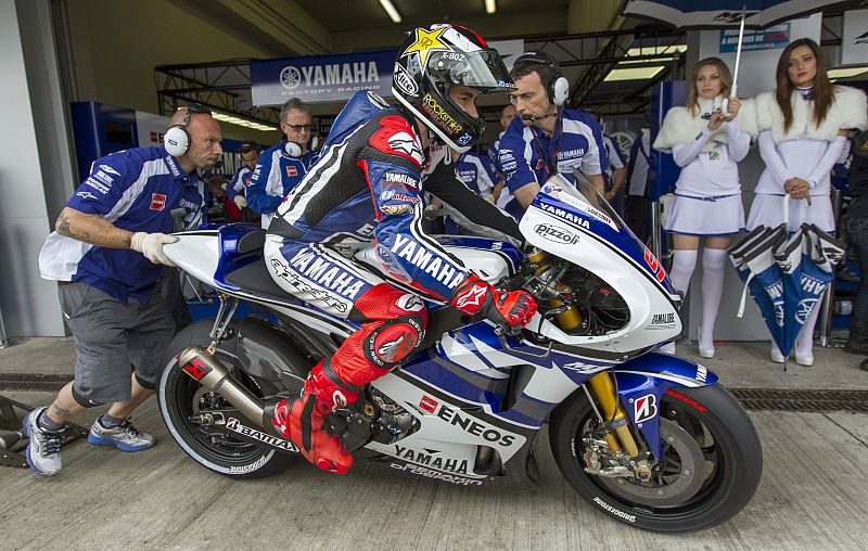 El piloto español de Yamaha Jorge Lorenzo sale de boxes.