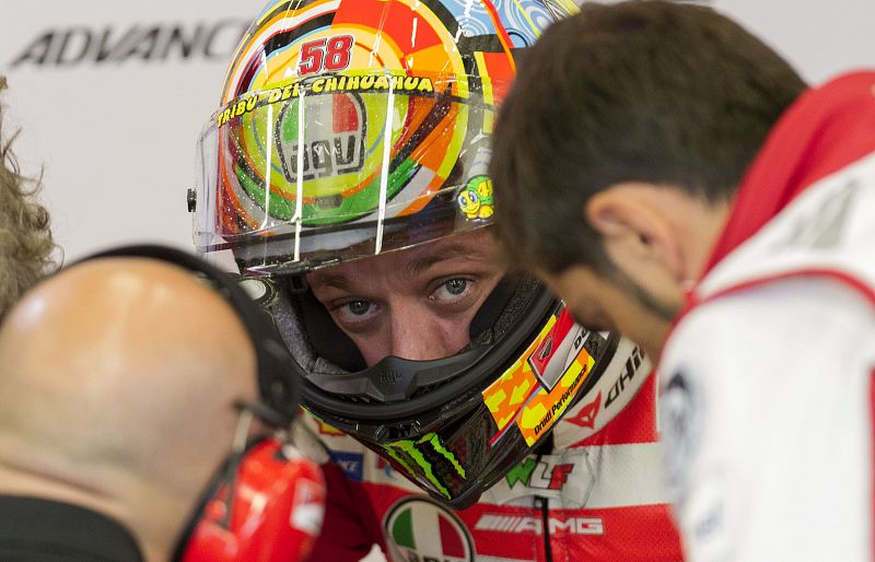El piloto italiano Valentino Rossi sigue sin ver la luz en su nueva etapa con Ducati.