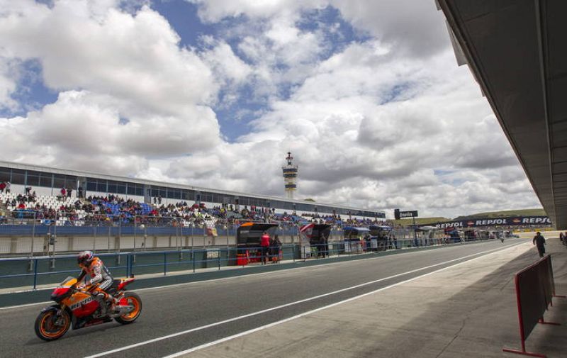 El piloto australiano de Honda Casey Stoner sale de boxes.