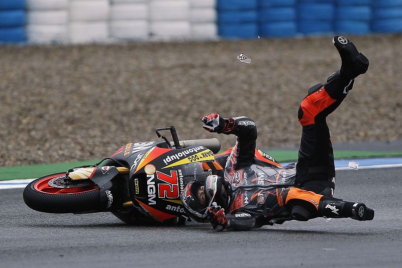 El piloto de Moto2 Yuki Takahashi da con su huesos en el suelo.