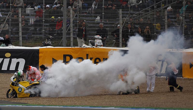 La carrera de Moto3 ha estado protagonizada por múltiples caídas e incidentes.