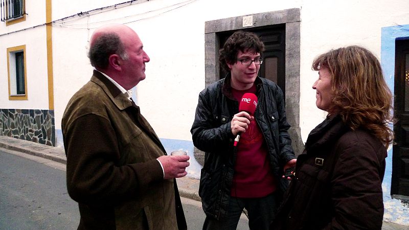 Compartiendo unos minutos de conversación con el dueño del mesón Adega Velha de Mourão