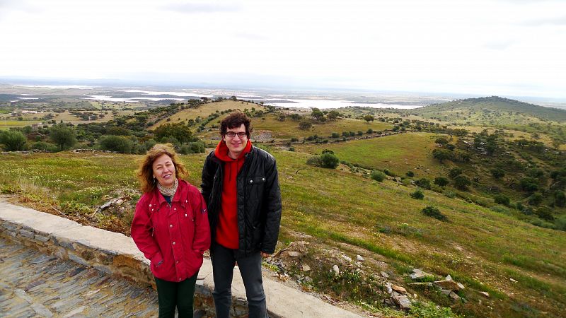 Esther y Álvaro disfrutan de las vistas sobre el embalse antes de subir a la ciudad fortificada de Monsaraz