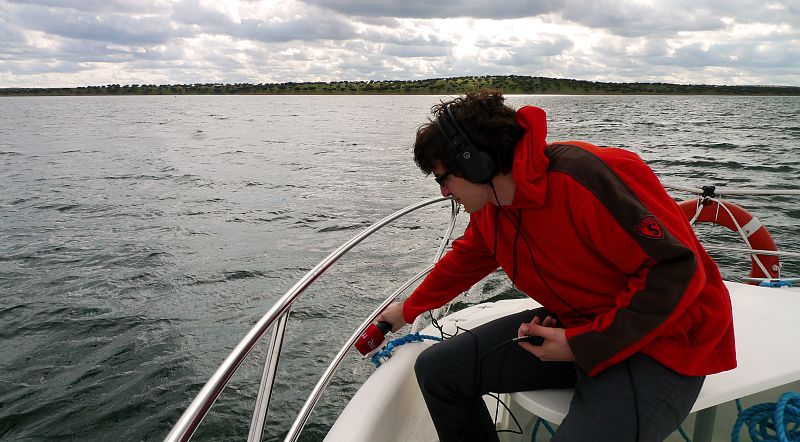Para que escuches el agua del embalse de Alqueva hay que grabarla así desde el barco