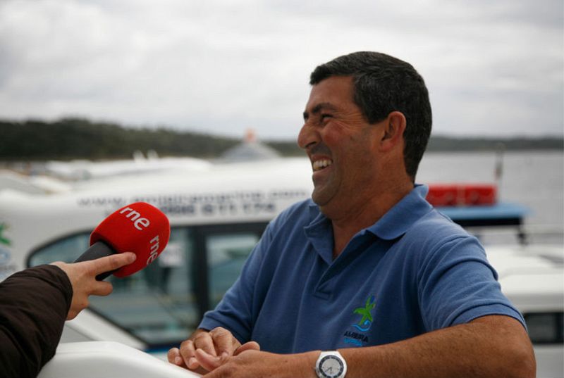 Victor Carneiro, instructor de Amieira Marina, nos da las últimas instrucciones antes de zarpar de la marina de Amieira