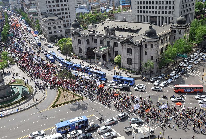 Miles de personas marchan en el centro de Seúl, Corea del Sur