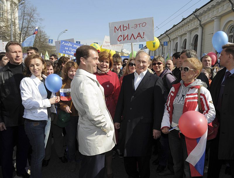 El presidente suro, Dimitri Medvedev, habla con el primer ministro y futuro presidente, Vladimir Putin, durante la manifestación de Moscú