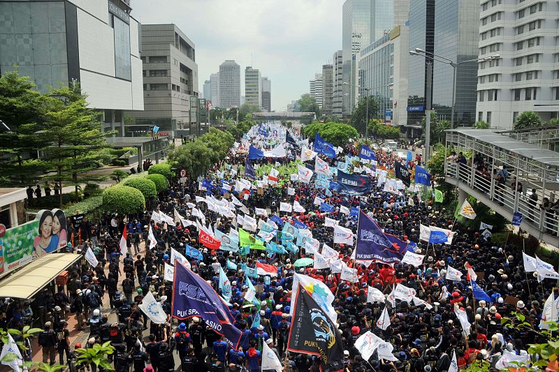 Trabajadores indonesios marchan hacia el palacio presidencial en Yakarta, para pedir mejores sueldos y que se ponga límite a la subcontratación