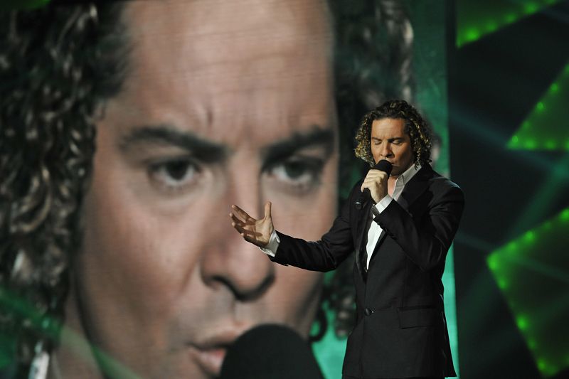 David Bisbal también participó en Eurovisión, como corista de Rosa López en el año 2002.