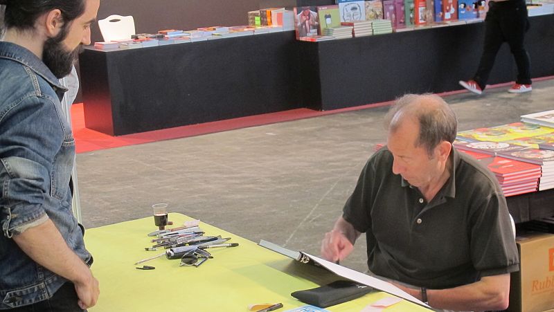 David Lloyd ('V de Vendetta) firmando ejemplares a sus fans