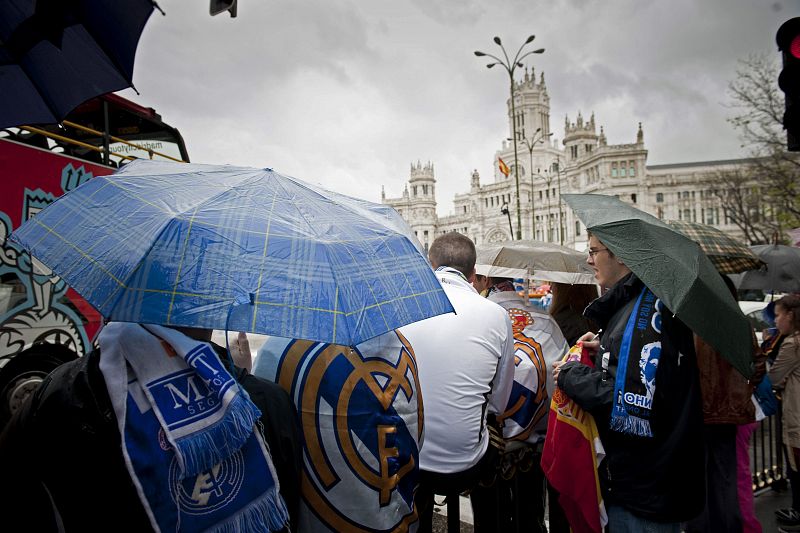 La lluvia acompañó la llegada de los primeros aficionados a la plaza de la Cibeles este jueves