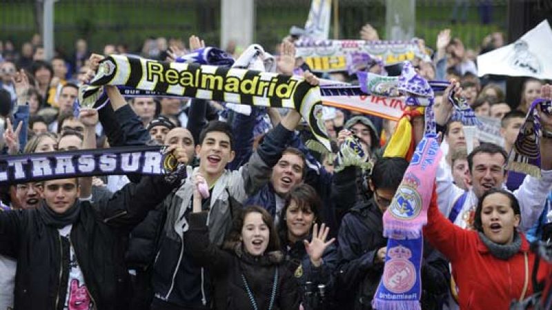 Los seguidores madridistas más jóvenes son los que más tiempo han esperado a su equipo en la plaza de la Cibeles