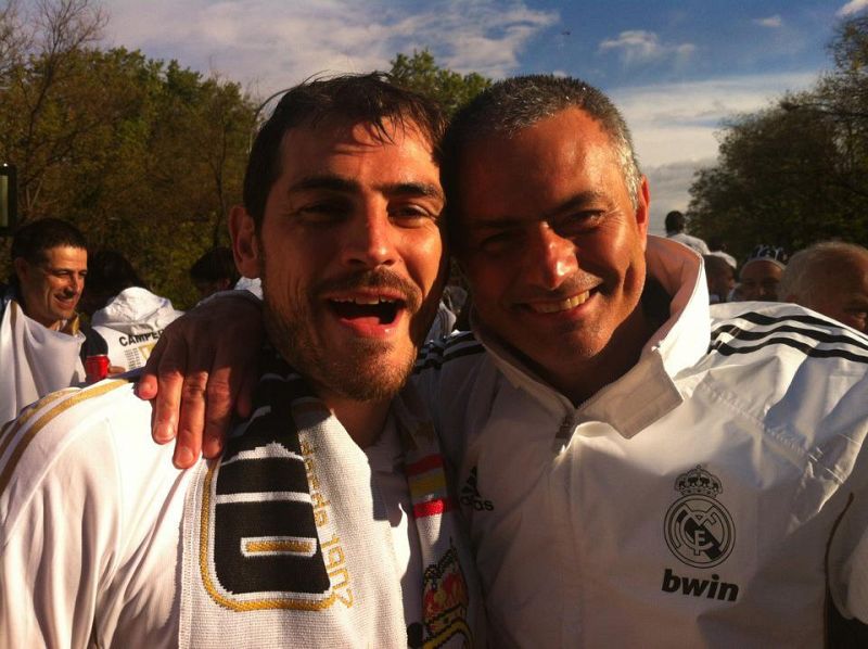 El portero del Real Madrid, Iker Casillas, junto al entrenador, Jose Mourinho, sonríen a la cámara para disipar dudas sobre su relación personal