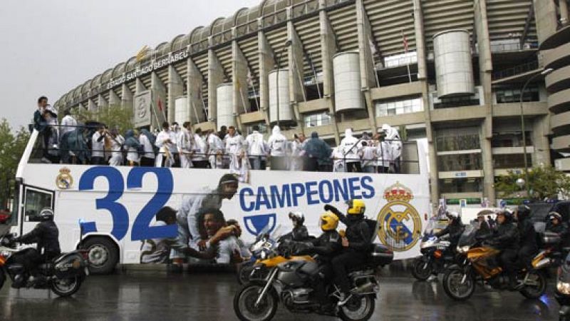 El equipo ganador de 32 títulos de Liga se dirige a la plaza de la Cibeles desde su estadio , el Santiago Bernabéu